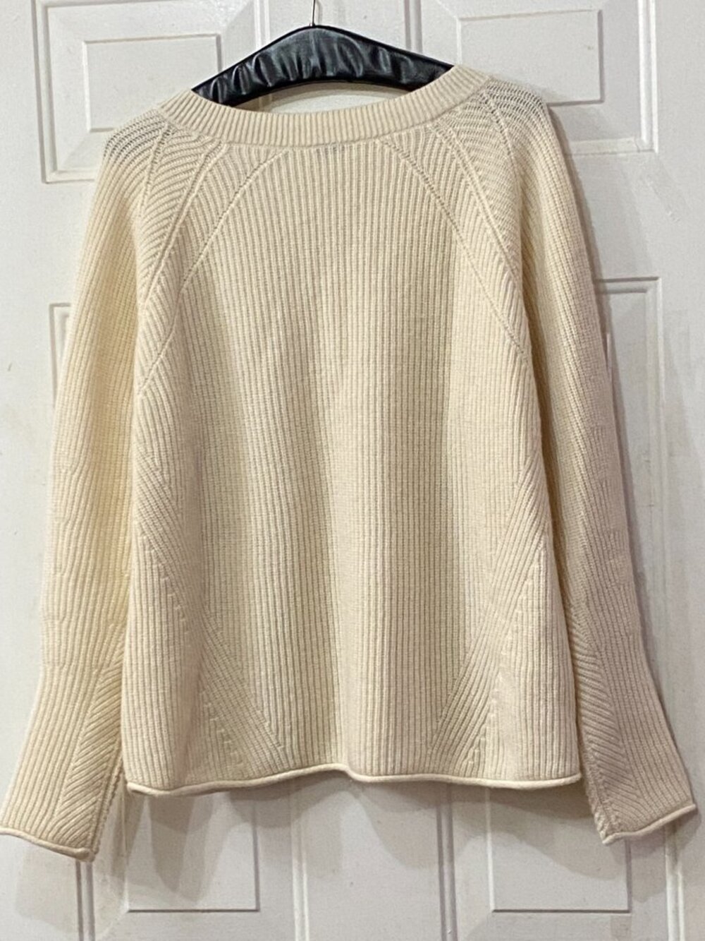 Club Monaco 100% Cashmere Sz L Womens Ivory Sweater V-Neck Long Sleeve - Picture 6 of 10